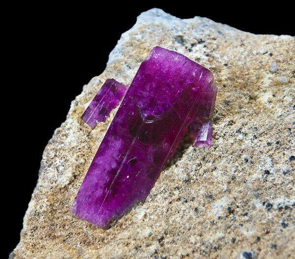 Violet/Purple Beryl - Wah Wah Mts, Beaver Co., Utah (Crystal size 1.7 cm) Photo by Didier Descouens - Creative Commons License